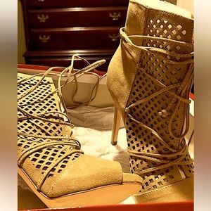 Brand New 💃💕 Guess nude never worn up stiletto/sandals/boots fall or summer